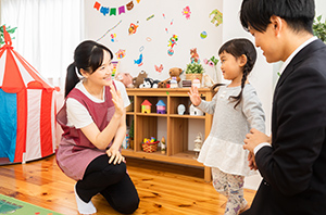 parent picks up preschool child from class